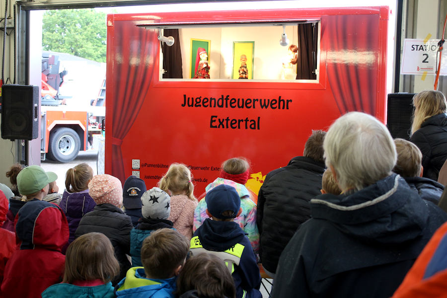 Die Puppenbühne der Extertaler Feuerwehr spielte vor vollen Zuschauerbänken.